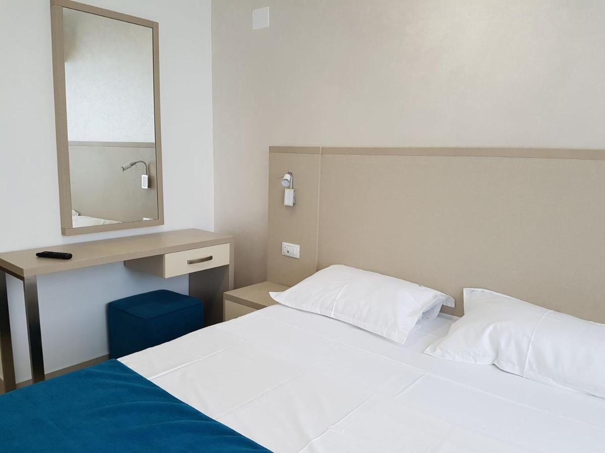 Hotel Delfin Mamaia Exteriör bild